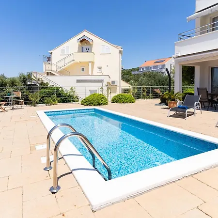 Апартаменты Sunnyhill With Private And Shared Pool *