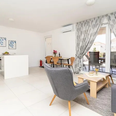 Apartment Sunnyhill With Private And Shared Pool Cavtat