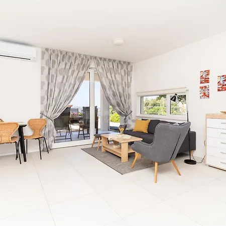 Sunnyhill With Private And Shared Pool Apartment Cavtat