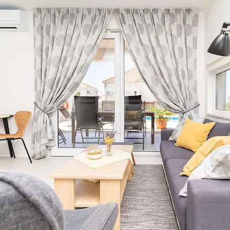 Sunnyhill With Private And Shared Pool Apartman Cavtat